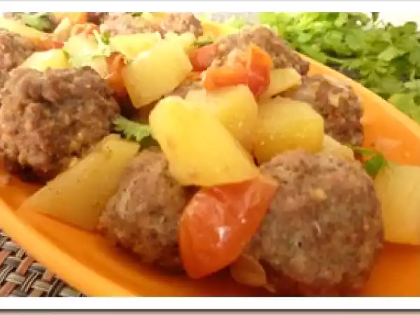 Receta Albóndigas con papas y tomates