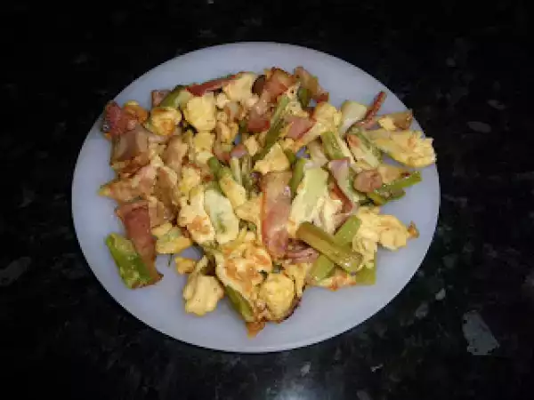 Receta Revuelto de ajetes con bacon.