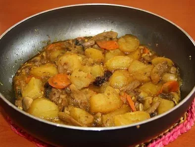 Receta Guiso de patatas y setas con frutos secos al vino