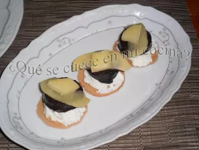 Receta Canapé de botifarró, queso y manzana