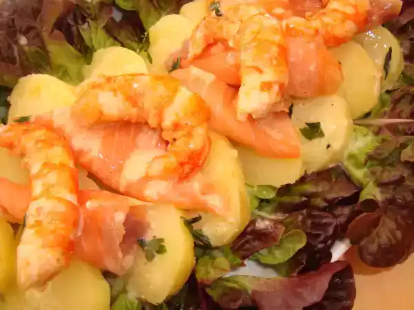 Receta Ensalada tíbia de patata, salmón y gambones