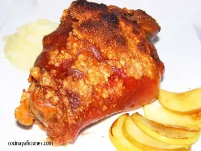 Receta Codillo de cerdo al horno acompañado de pure de patata, salsa de mostaza y manzana a la plancha