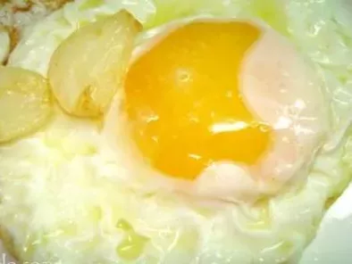 Receta Huevos fritos con ajo confitado