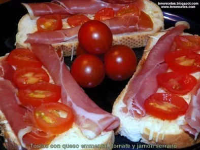 Receta Tostas con queso emmental, tomate y jamón serrano.