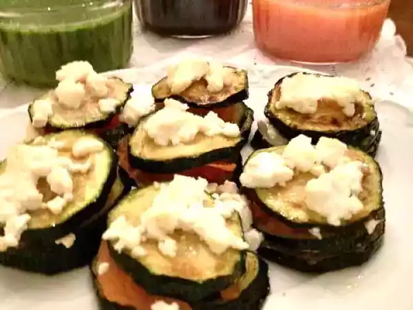 Receta Montaditos de calabacin con salsa de tomate, albahacay olivada