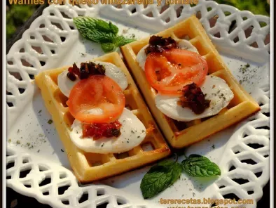 Receta Waffles o gofres con queso mozzarella y tomate
