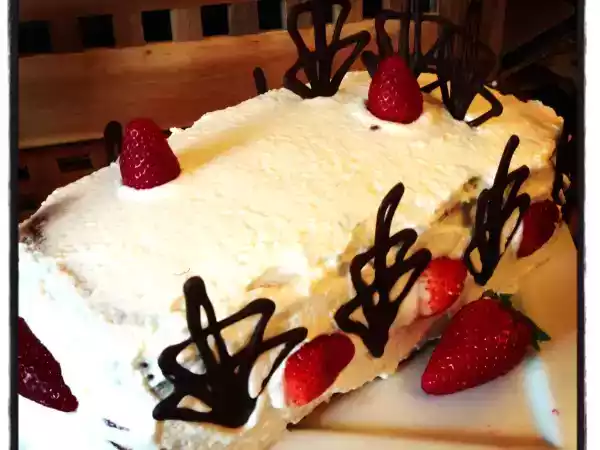 Receta Tarta de fresas con nata y detalles de chocolate