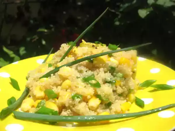 Receta Ensalada de quinoa y maíz con salsa de mantequilla y limón