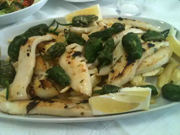 Receta Sepia a la plancha con pimientos de padron