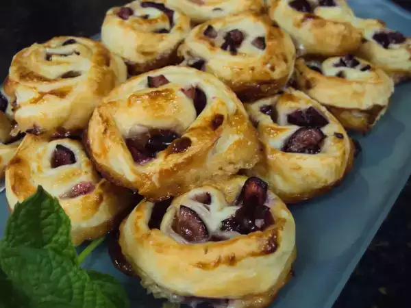 Receta Espirales de hojaldre con cerezas y leche condensada