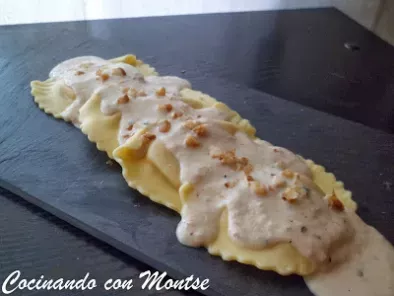 Receta Raviolis rellenos de queso de cabra y cebolla caramelizada, con salsa de nueces