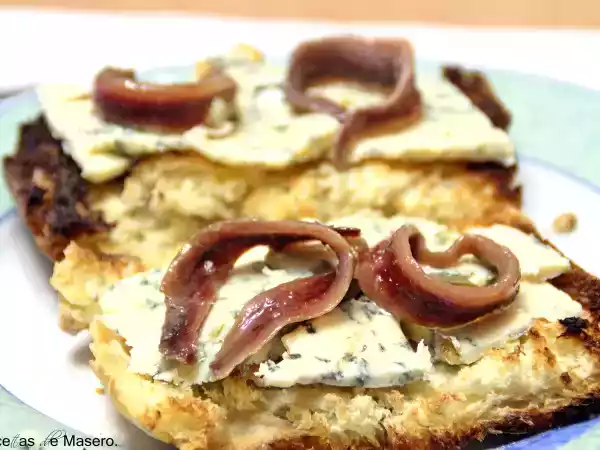 Receta Tosta de queso azul y anchoas
