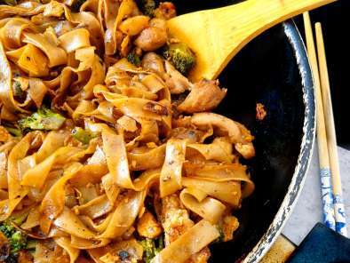 Receta Pad see ew, noodles de arroz con pollo y brócoli