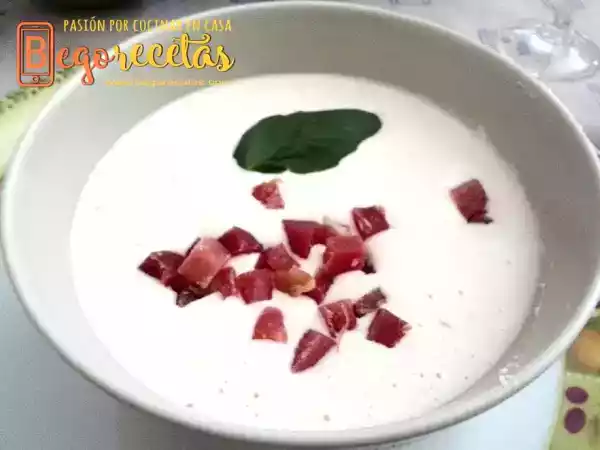 Receta Ajoblanco, sopa fría de almendras. begorecetas