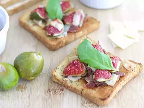 Receta Tostas de higos, jamón y parmesano