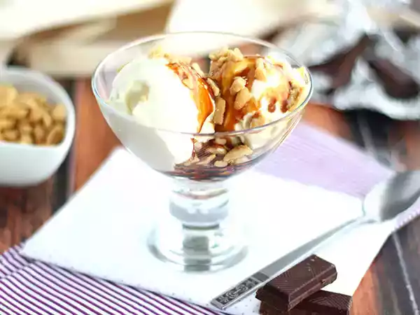 Receta Sundae, el suave helado americano con caramelo y cacahuete