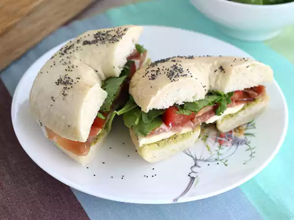 Receta Bagel italiano con pesto y mozzarella
