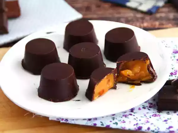 Receta Bombones de chocolate negro con caramelo y almendras