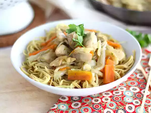 Receta Chow mein, noodles chinos con pollo y verduras