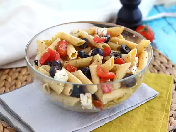Receta Ensalada de pasta, tomate, feta y aceitunas