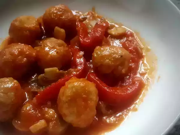 Receta Albóndigas de pavo y pollo con champiñones y pimientos de piquillo