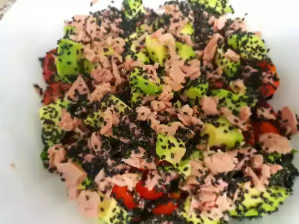 Receta Ensalada de tomates cherry y aguacates con semillas de sésamo negro y albahaca