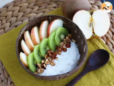 Receta Bol de yogur de coco, manzana, kiwi y avellanas