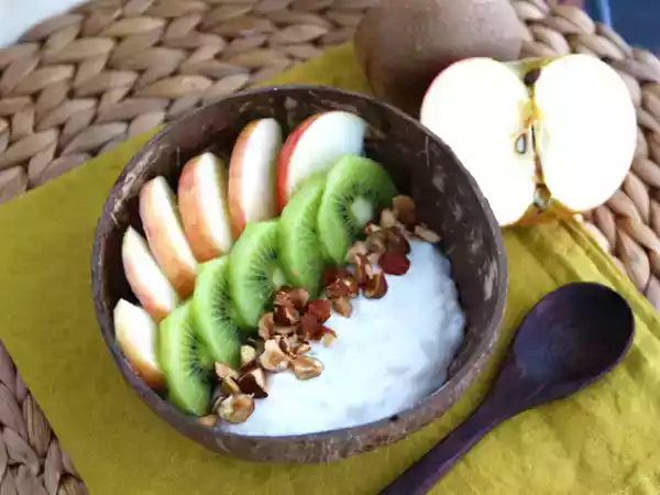Receta Bol de yogur de coco, manzana, kiwi y avellanas