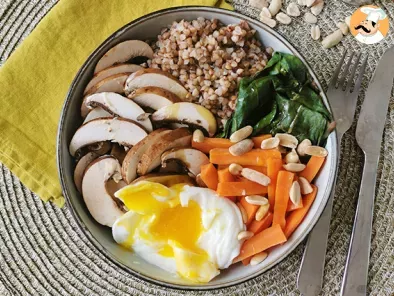 Receta Buddha bowl vegetariano con trigo sarraceno, verduras y huevo escalfado