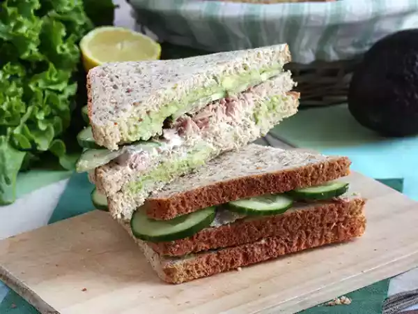 Receta Club sandwich de atún y aguacate