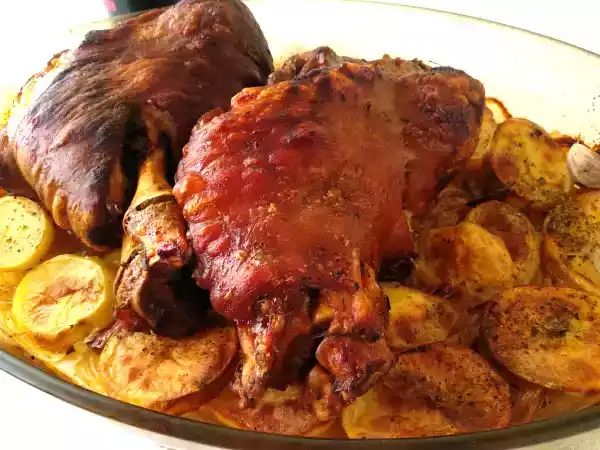 Receta Codillos de cerdo al horno con patatas