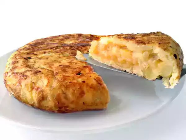 Receta Tortilla de patatas con queso de cabra y cebolla caramelizada