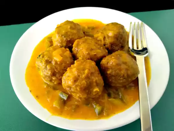 Receta Albóndigas con pimiento en salsa {receta de mi madre}