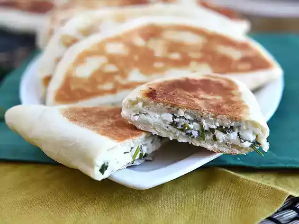 Receta Pan turco relleno de queso feta, limón y perejil - gözleme