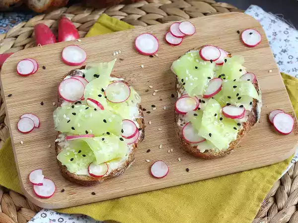 Receta Tosta de queso crema, pepino y rábano