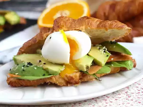 Receta Sandwich de croissant con aguacate, salmón y huevo