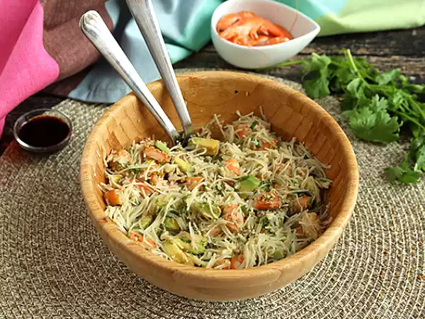 Receta Ensalada de fideos de arroz, langostinos, aguacate, huevo y cilantro
