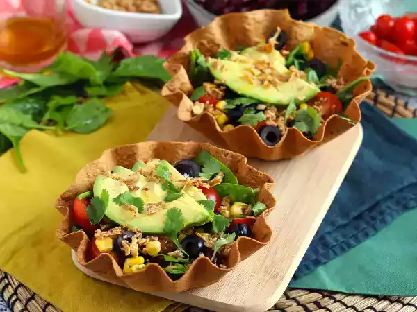 Receta Bowl de tortilla de maíz con ensalada de alubias rojas
