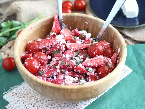 Receta Ensalada de fresas, tomate, feta y albahaca