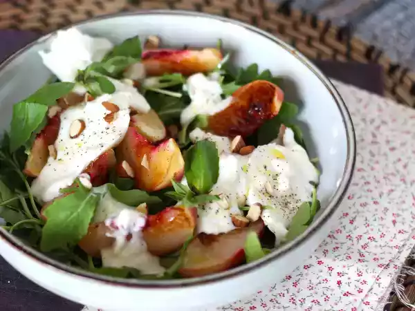 Receta Ensalada templada de melocotones asados, burrata y rúcula