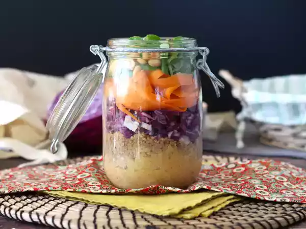 Receta Ensalada en bote vegetariana, el táper más fácil y cómodo