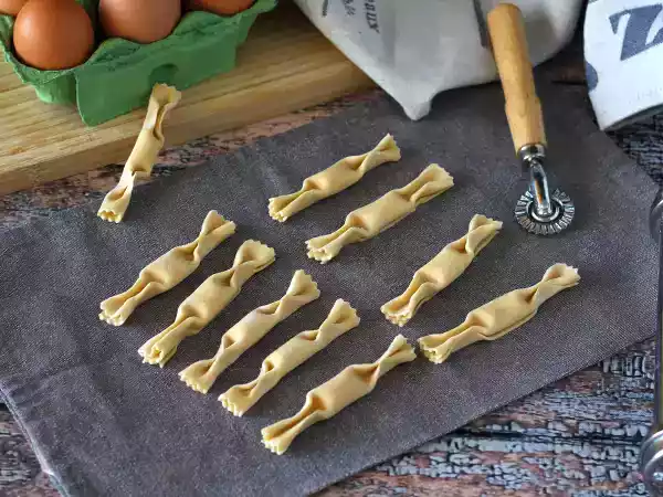 Receta Caramelle, raviolis con forma de caramelo, rellenos de calabaza y ricotta