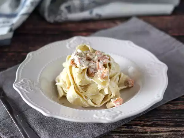 Receta Tagliatelles con salmón y queso ricotta, la pasta cremosa que todos quieren probar