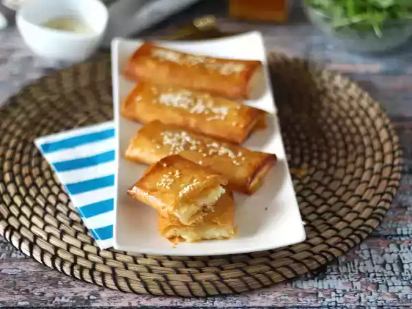 Receta Feta saganaki, la receta griega crujiente con queso feta y miel