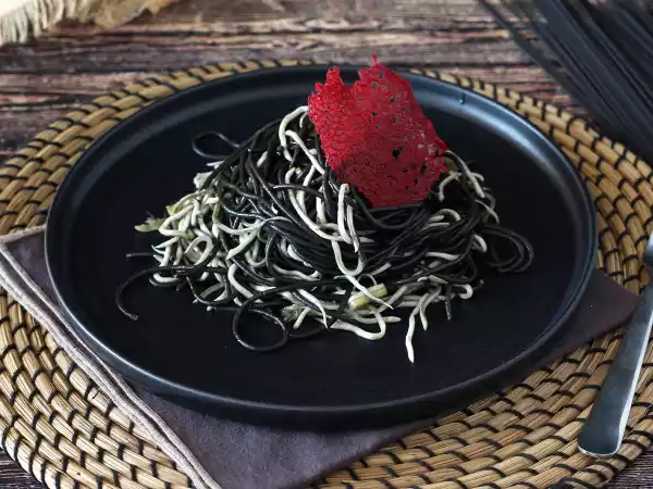 Receta Espaguetis negros con ajos y gulas. pasta al nero di seppia