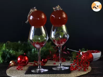 Receta Cóctel festivo, spritz servido en una bola de navidad