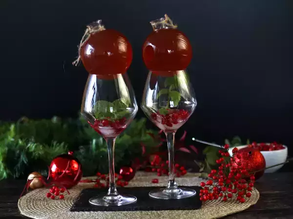 Receta Cóctel festivo, spritz servido en una bola de navidad