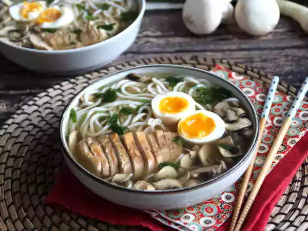 Receta Ramen de pollo ¡la versión fácil de esta emblemática sopa asiática!