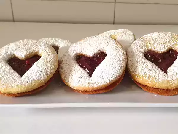 Receta Galletas de mantequilla con mermelada de fresas