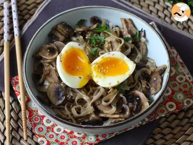 Receta Noodles de arroz con champiñones y huevo mollet